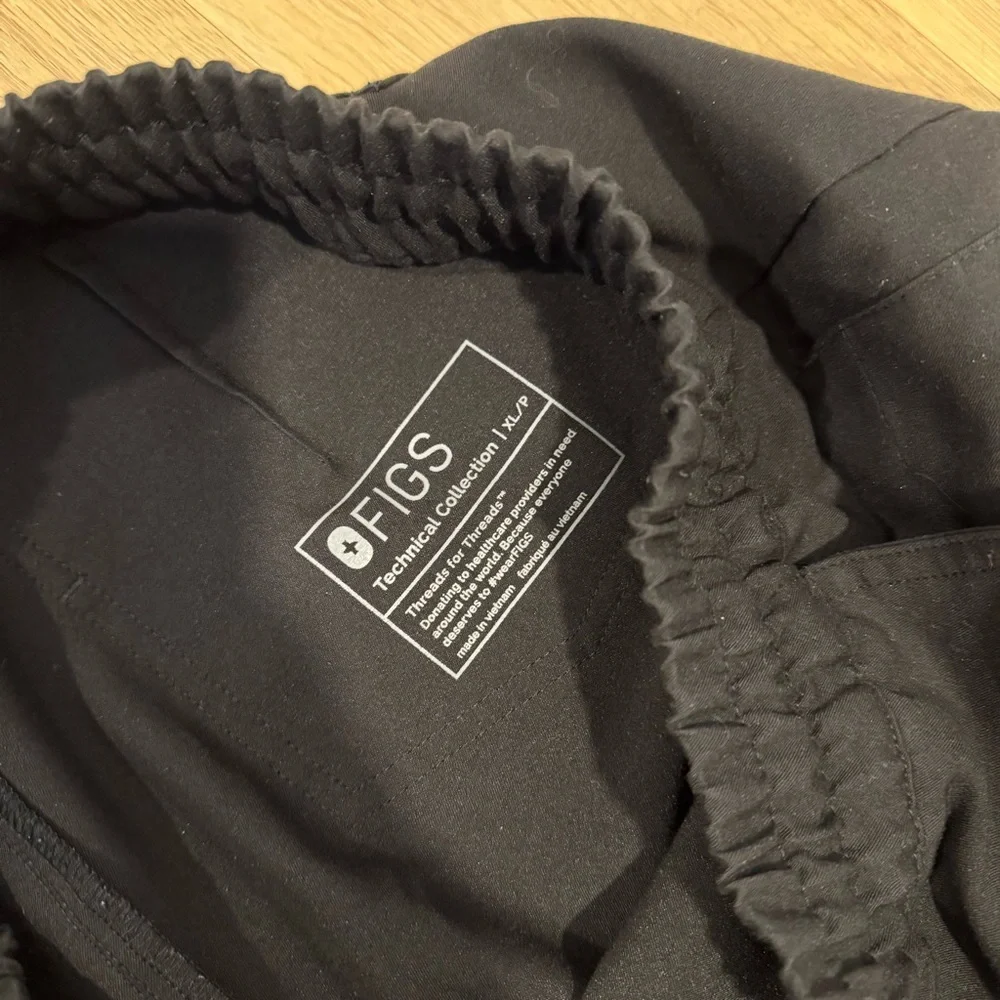 Black Uman Relaxed - Petite Jogger Scrub Pants - Picture 4 of 4